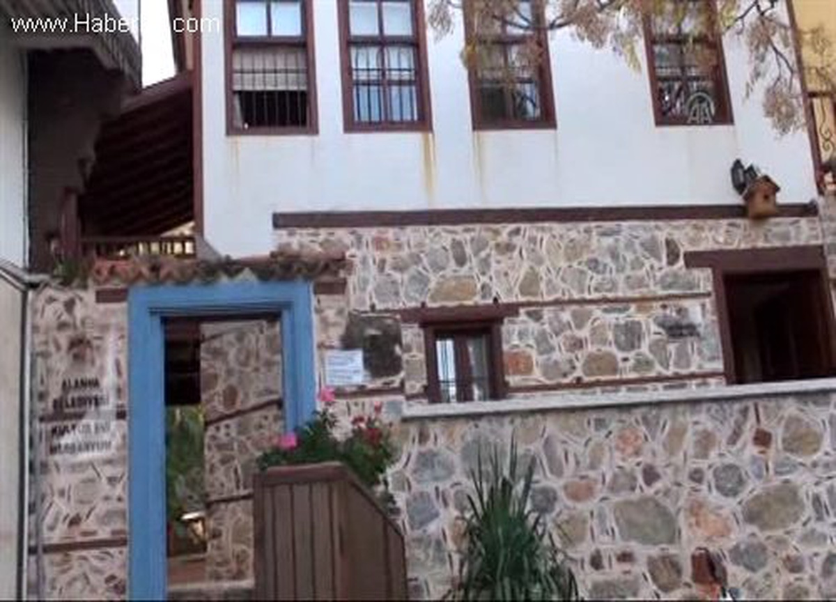 Kurutulmuş bitki müzesine ziyaretçi ilgisi -