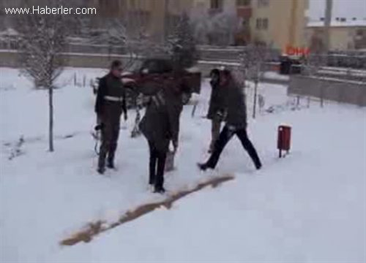 Kuşlar İçin Parklara Yem Bıraktılar