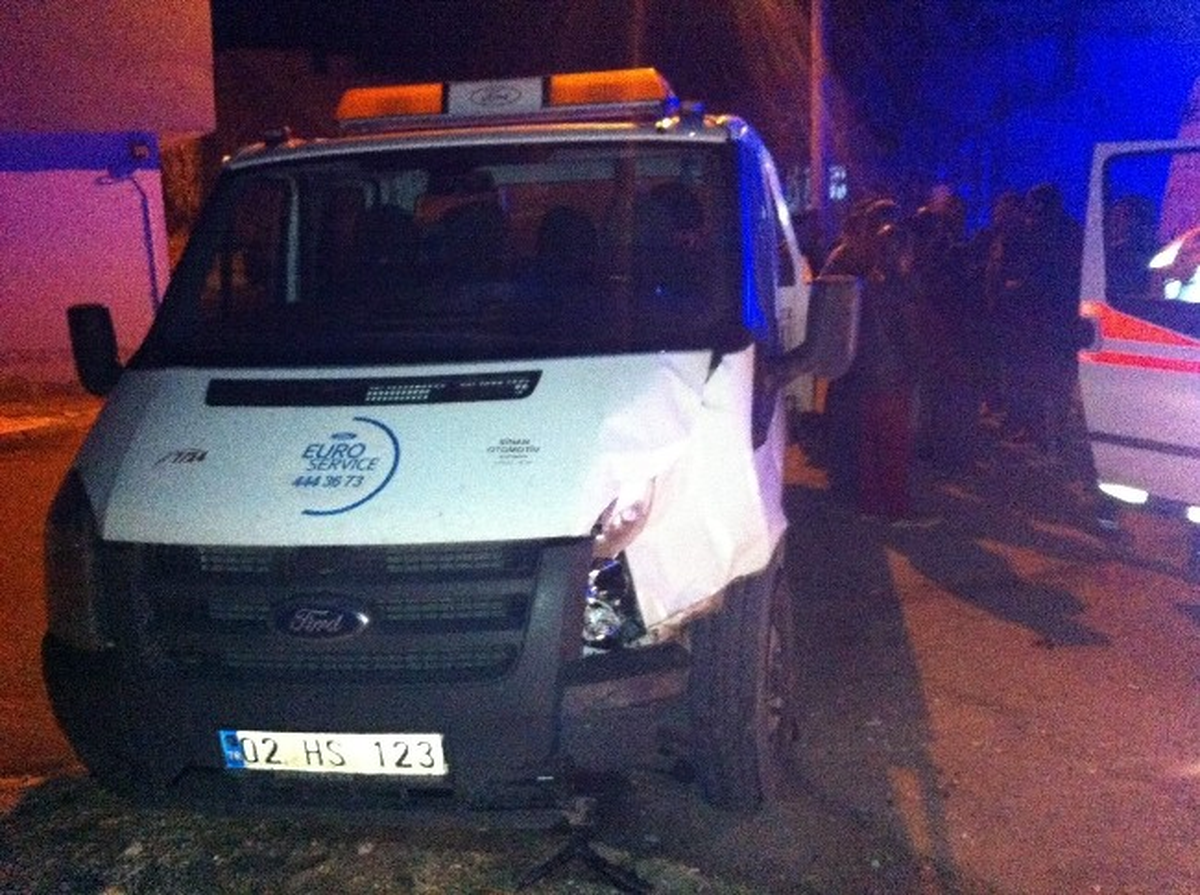Minibüs ile Kamyonet Çarpıştı: 1 Yaralı
