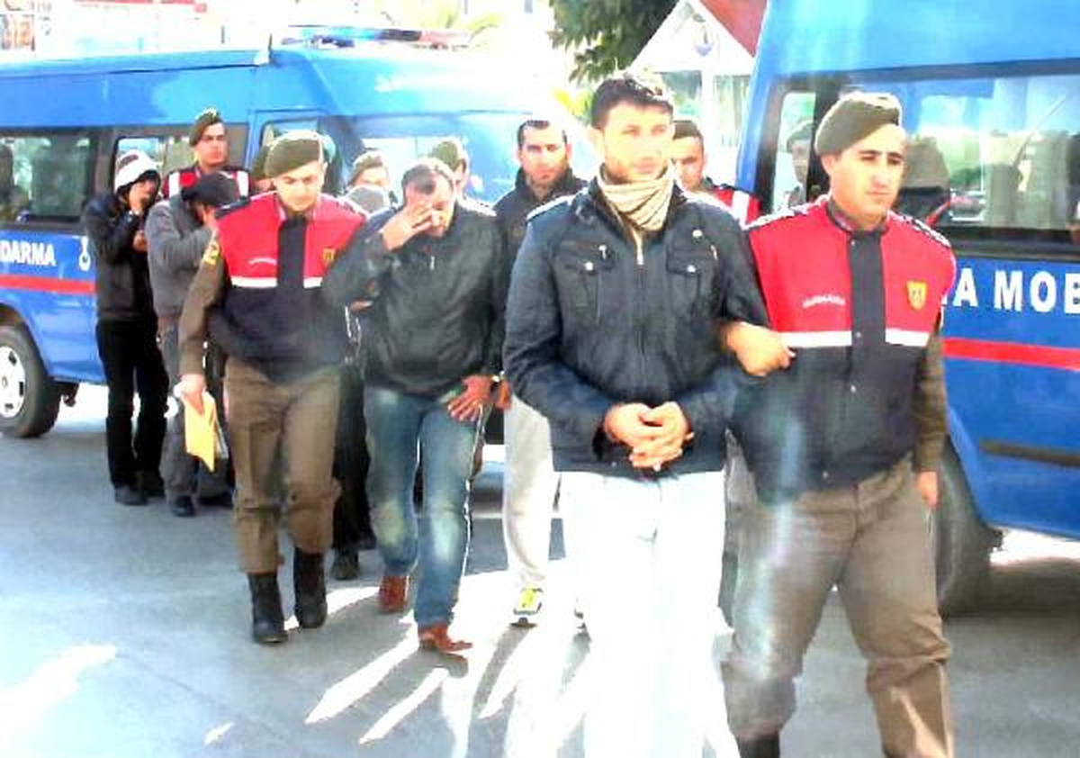Okul Önlerinde Uyuşturucu Satanlar Yakalandı