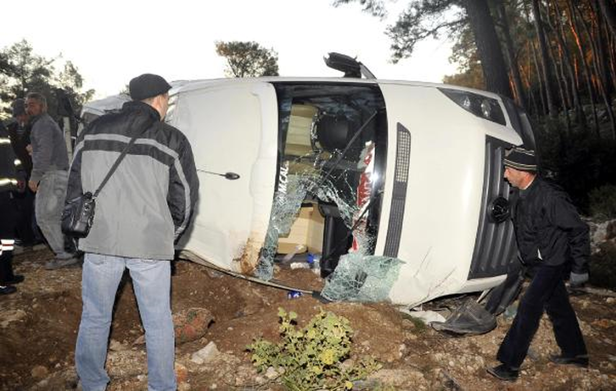 Antalya\'da Servis Minibüsü Şarampole Yuvarlandı: 8 Yaralı