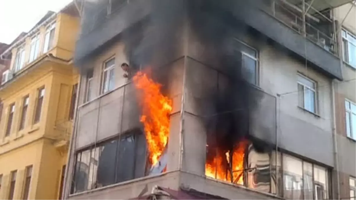 (Özel Haber) Yangında Paniğe Kapılıp 3. Kattan Atladı