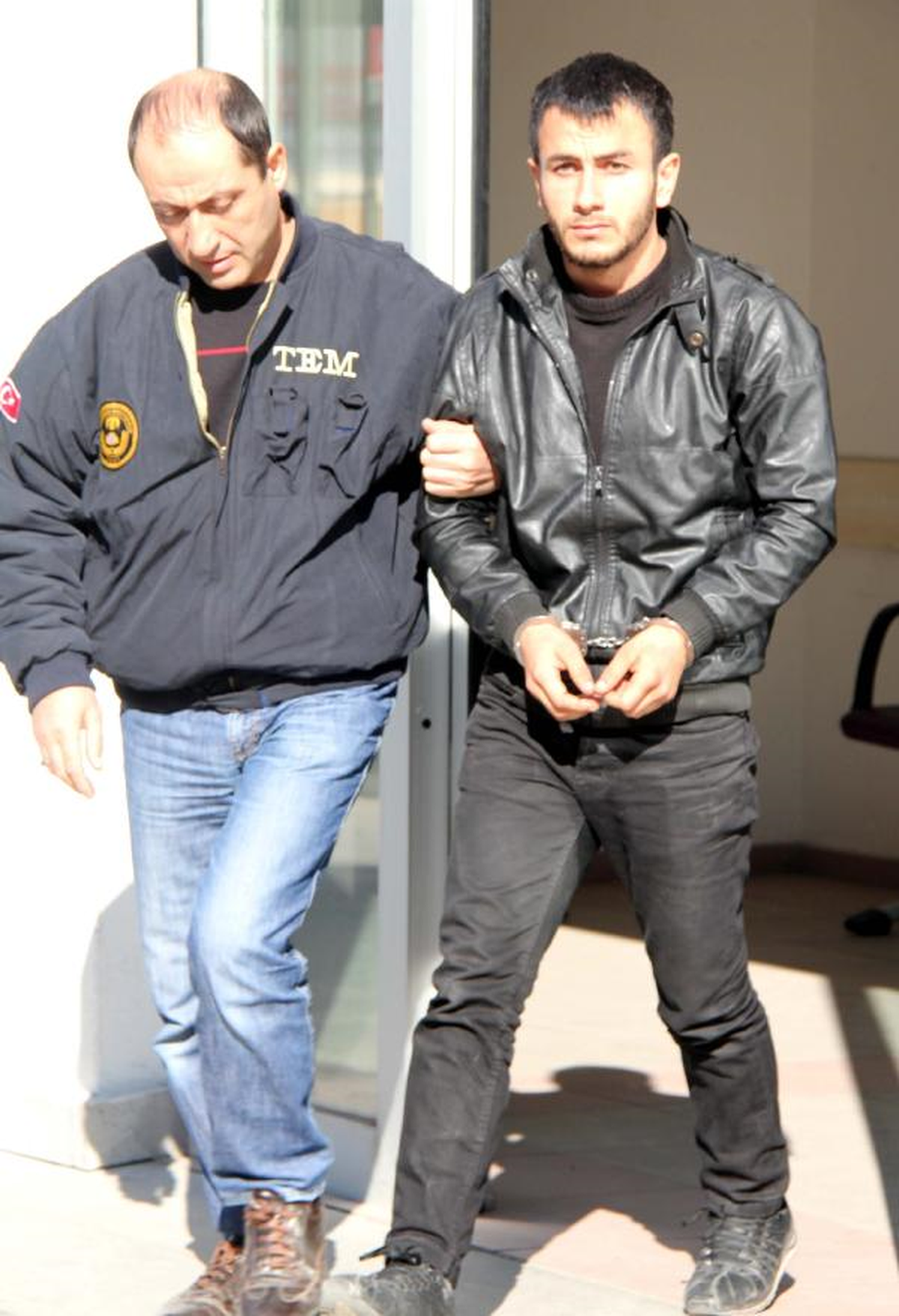 Polise Taş, Havai Fişekle Saldıranlar Yakalandı