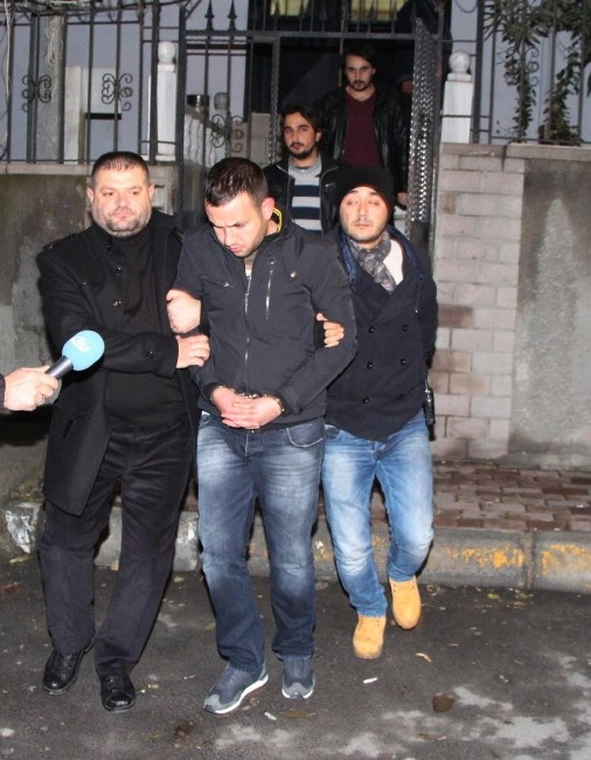 Sevgilisini Alıkoyan Adamı Öldürdü