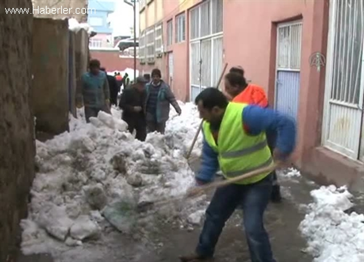 Siirt\'te Çöpler 4 Gün Sonra Toplanmaya Başlandı