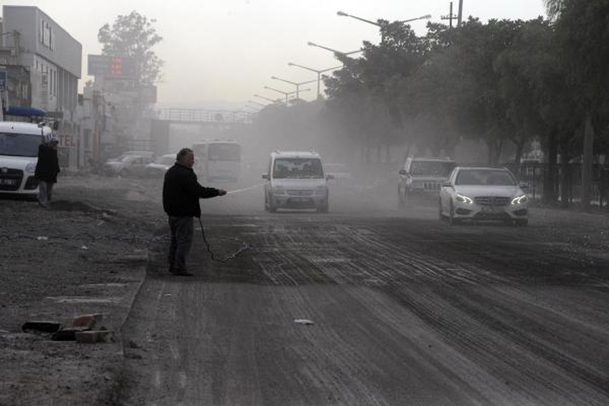 Adana\'da Toz Bulutu Vatandaşı Çileden Çıkardı