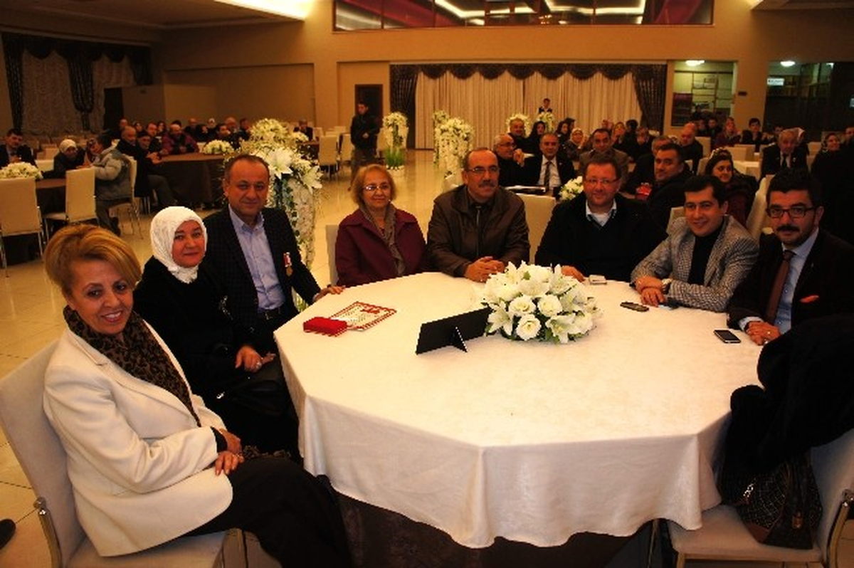 Tahsin Babaş\'a Hizmet Madalyası Verildi