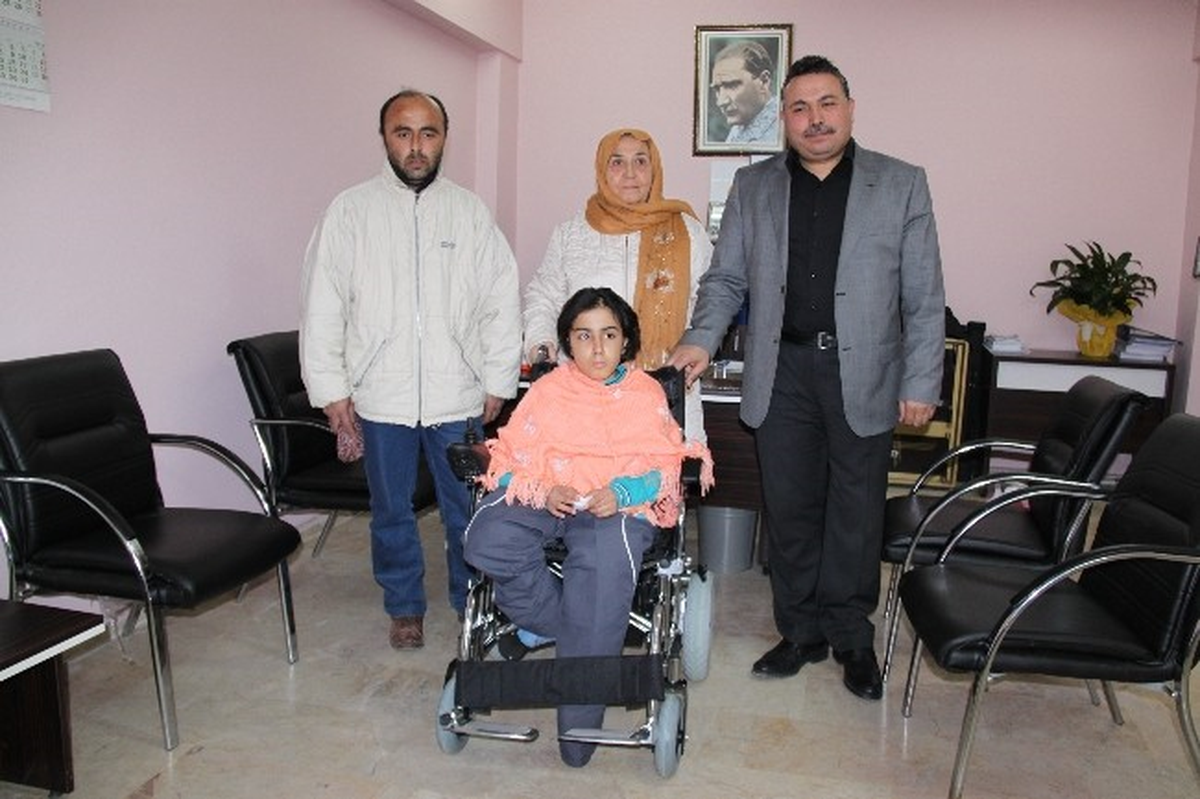 Umreye Gideceği Para ile Engelli Öğrenciye Tekerlekli Sandalye Hediye Etti