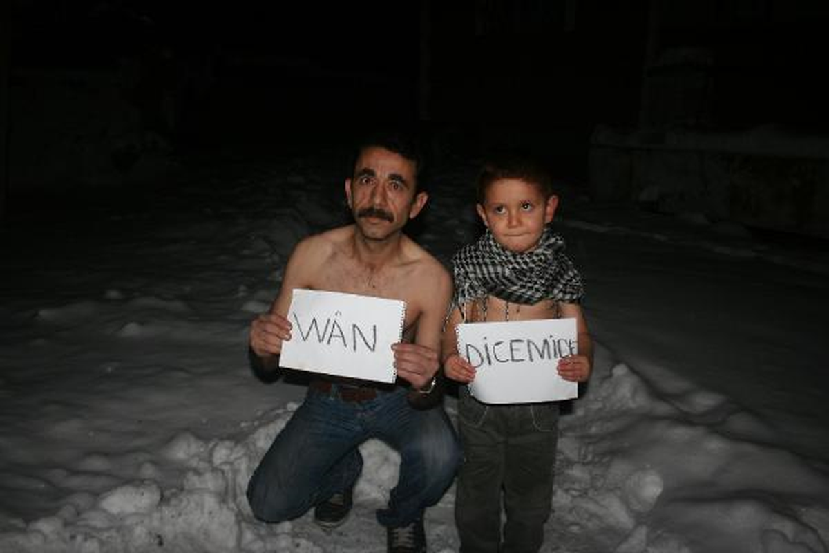Vanlı Depremzedeler İçin Baba - Oğlu Soğukta Eylem Yaptı