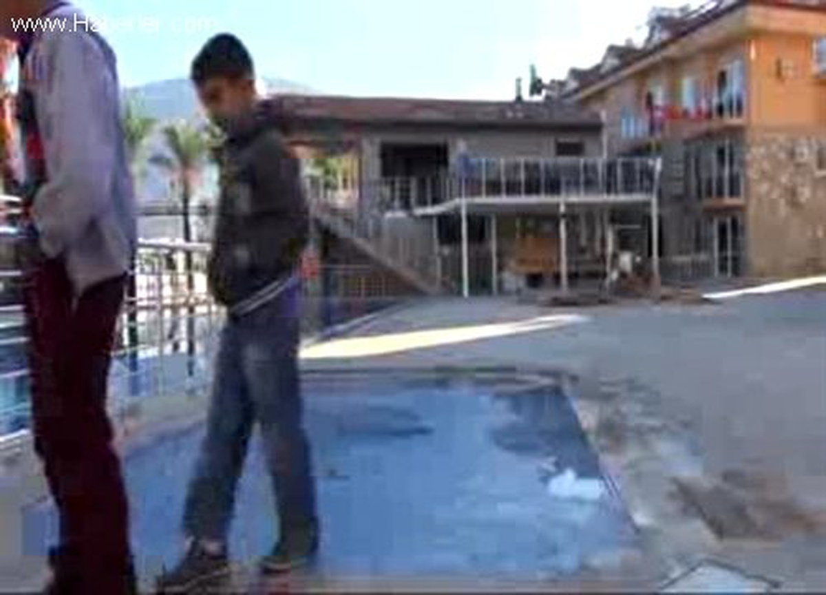 Yazın Yüzdükleri Havuz Buz Tutunca Üzerinde Kaydılar