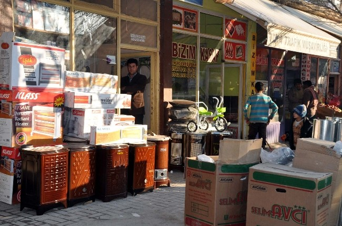 Akçakale\'de Havanın Soğumasıyla Soba Satışları Arttı