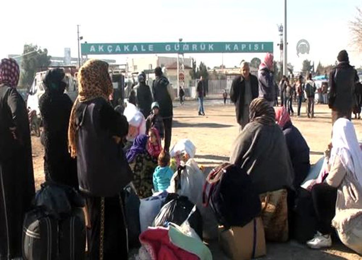 Akçakale Gümrük Kapısı\'nda yoğunluk -