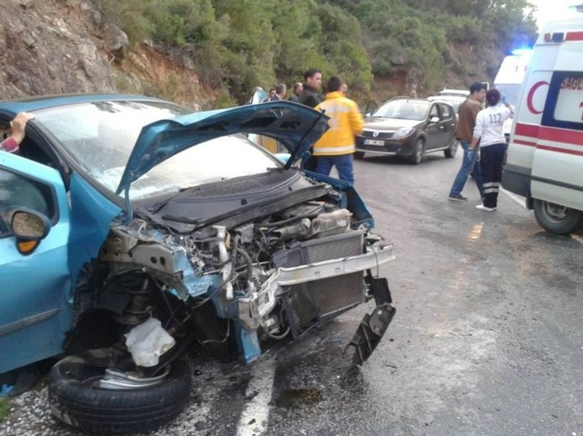 Ambulans ile Otomobil Çarpıştı: 4 Yaralı