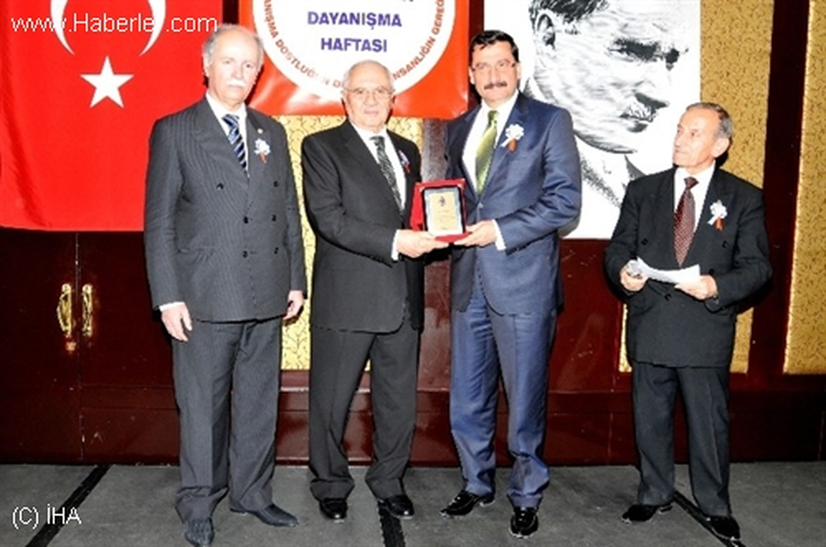 Başkan Ak\'a Yoksullarla Dayanışma Plaketi