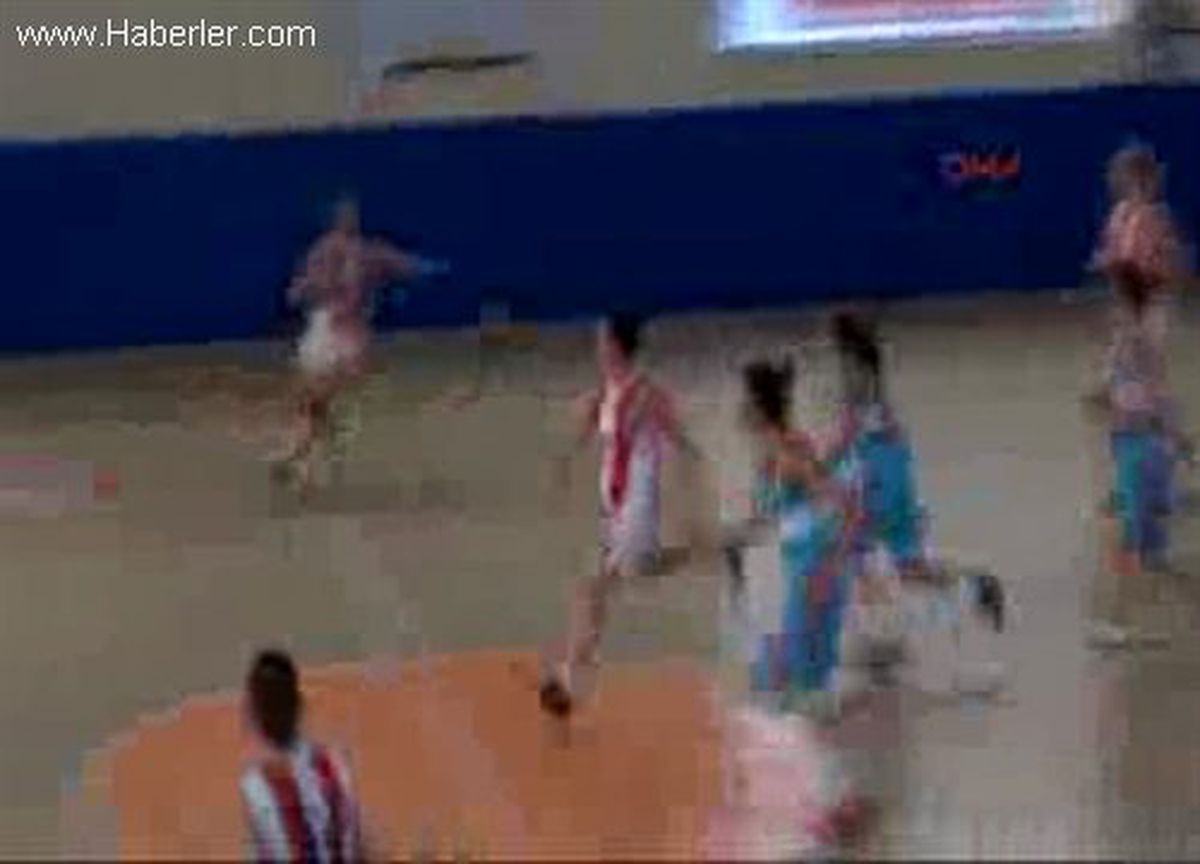 Basketbol Sahasında Sürpriz Evlilik Teklifi