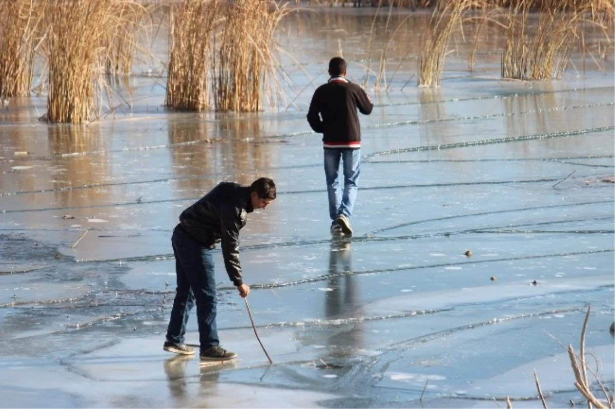 Buz Tutan Beyşehir Gölü\'nde Tehlikeli Hareketler