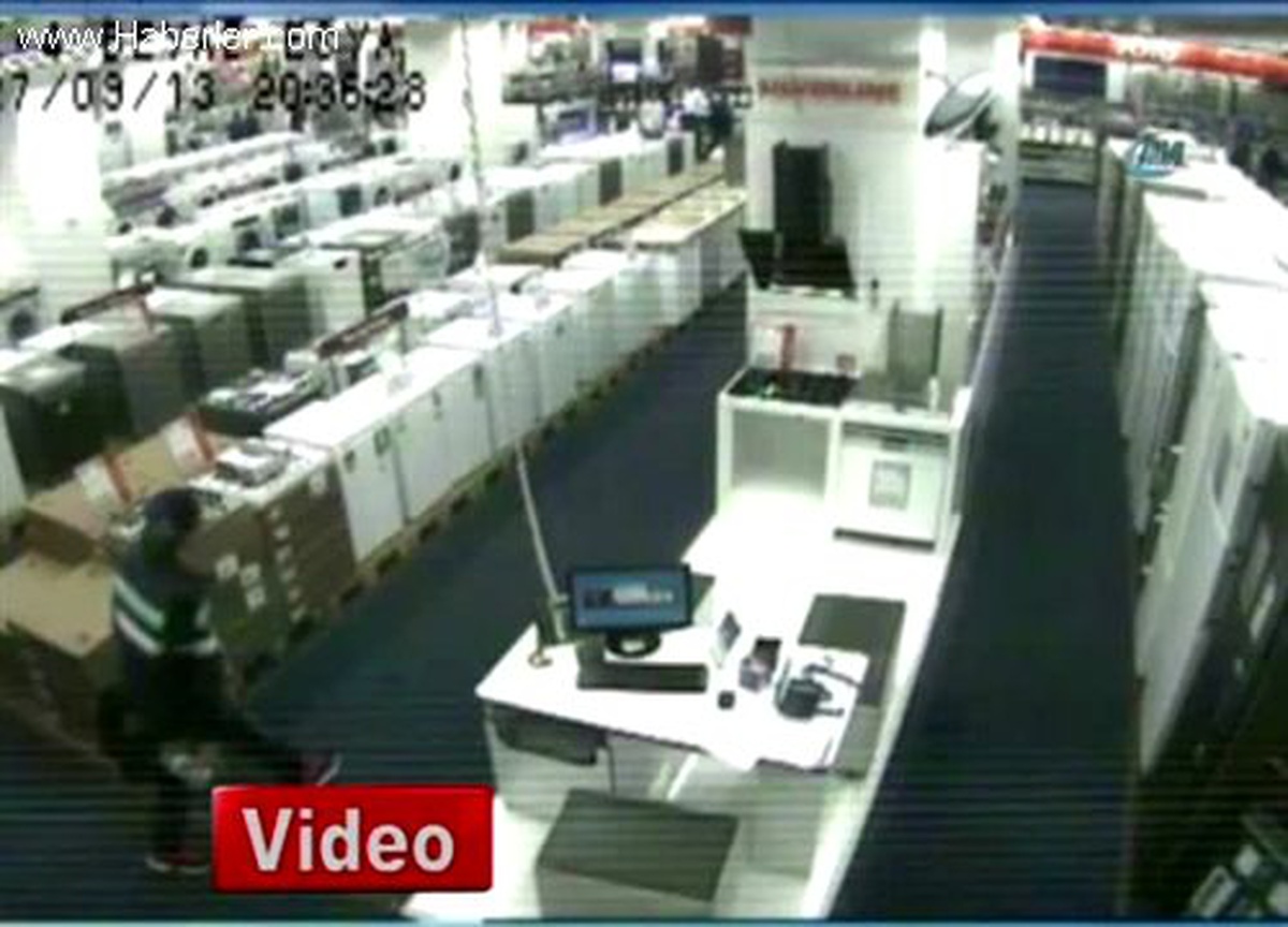 Cep Telefonu Çalan Turist Hırsızlar Kamerada