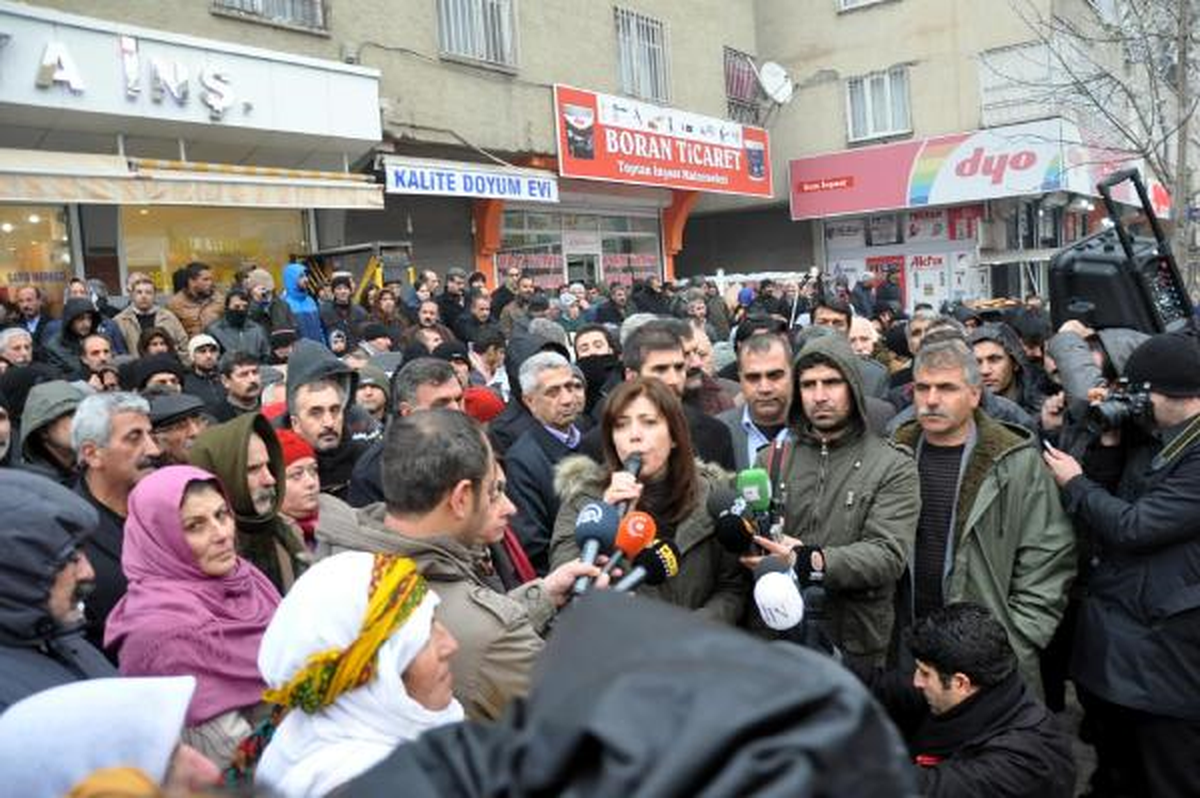 BDP\'liler Diyarbakır\'da Mahkeme Kararını Protesto Etti