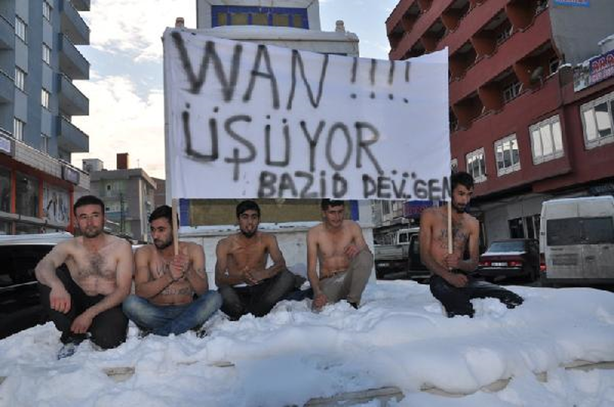 Doğubayazıt\'ta, BDP\'lilerden \'Van\' İçin Üstü Çıplak Eylem