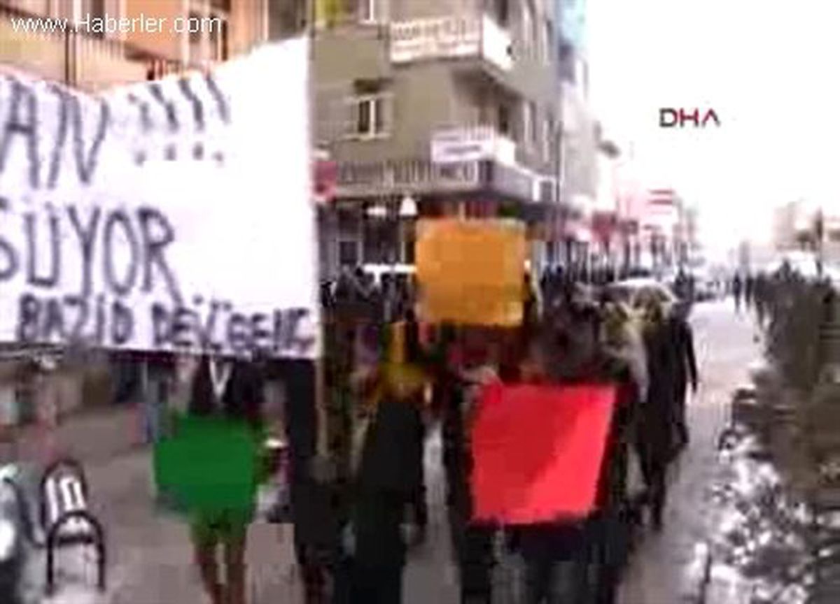 Doğubayazıt\'ta, BDP\'lilerden \'Van\' İçin Üstü Çıplak Eylem