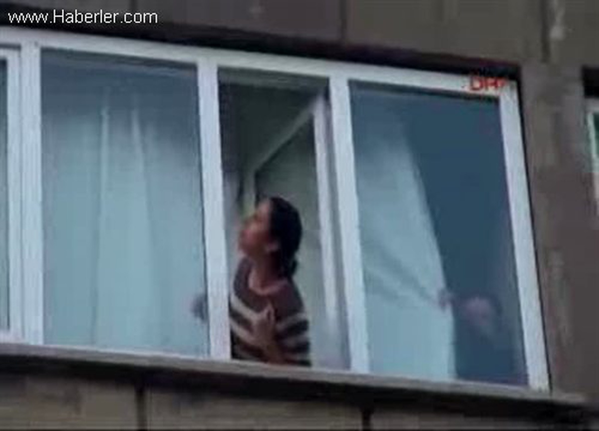 Gaziantep Türk Bayrağı Astığı Binanın Çatısından Atlamak İstedi 2