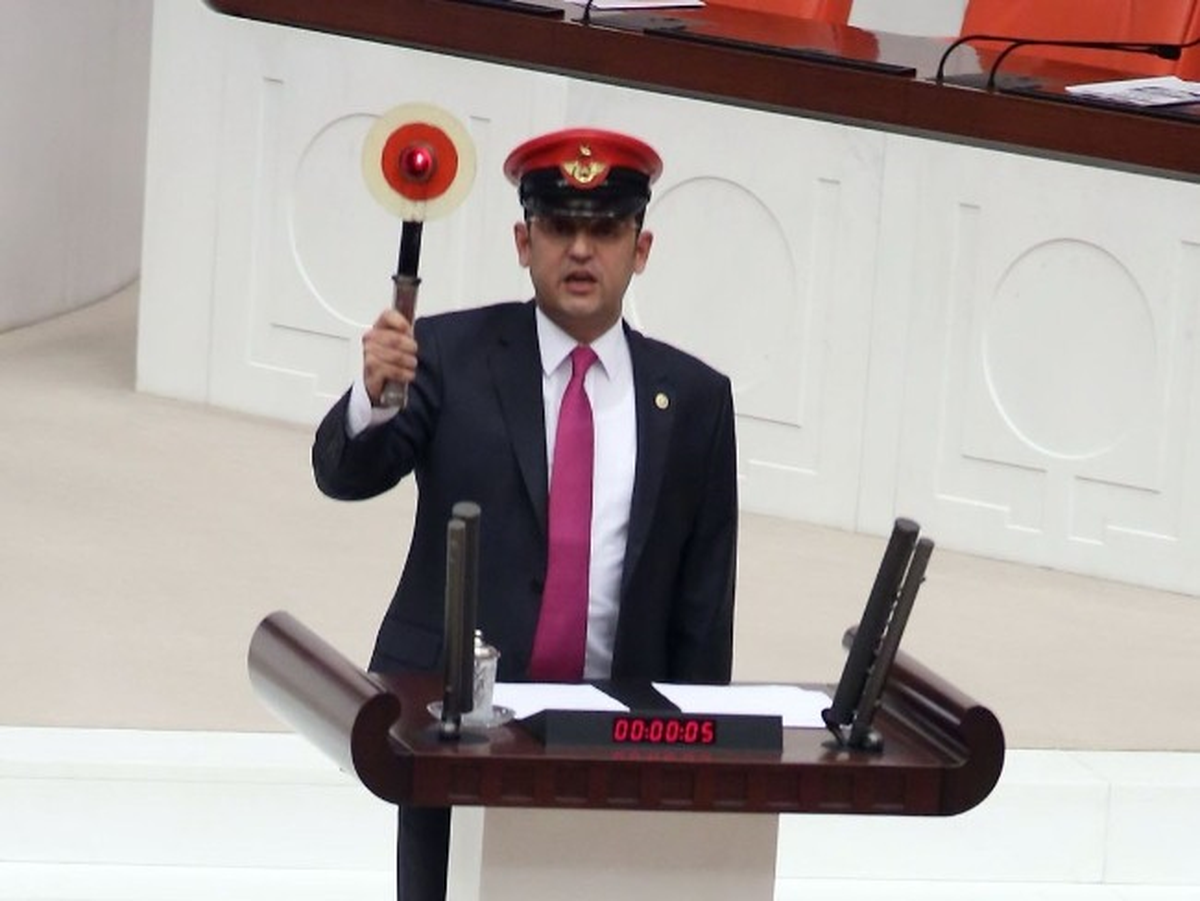 Genel Kurul\'da Kondüktör Şapkası ve Reflektörlü Protesto