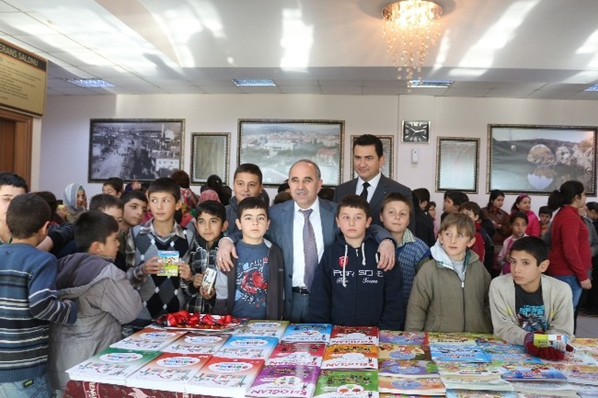 Gördes\'te Kitap Kumbarası Kampanyası Düzenlendi.