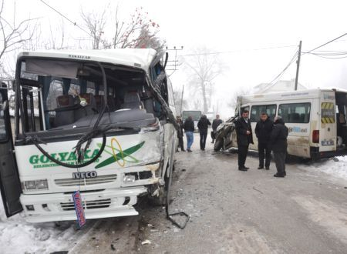 Halk Otobüsüyle Öğrenci Servisi Çarpıştı: 4 Yaralı