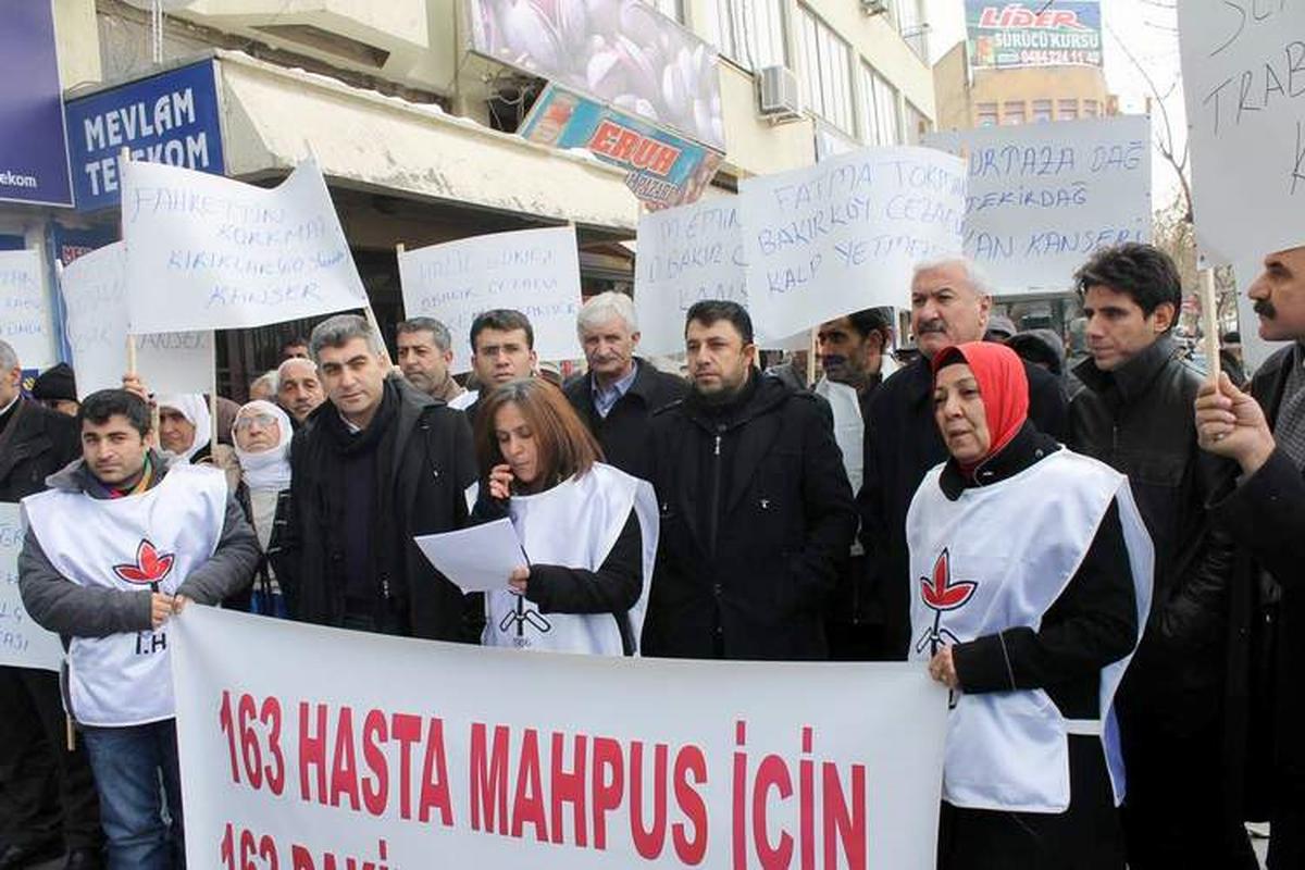 İHD\'de 163 Dakika Oturma Eylemi