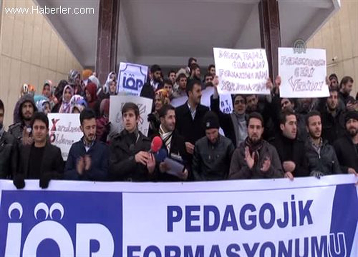 İlahiyat fakültesi öğrencilerinden "formasyon" eylemi -