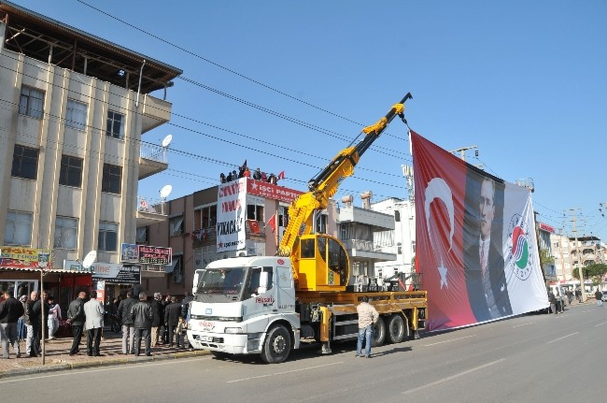 İşçi Partisi'nin 'Cumhuriyet' Pankartı, Bayrakla Kapatıldı