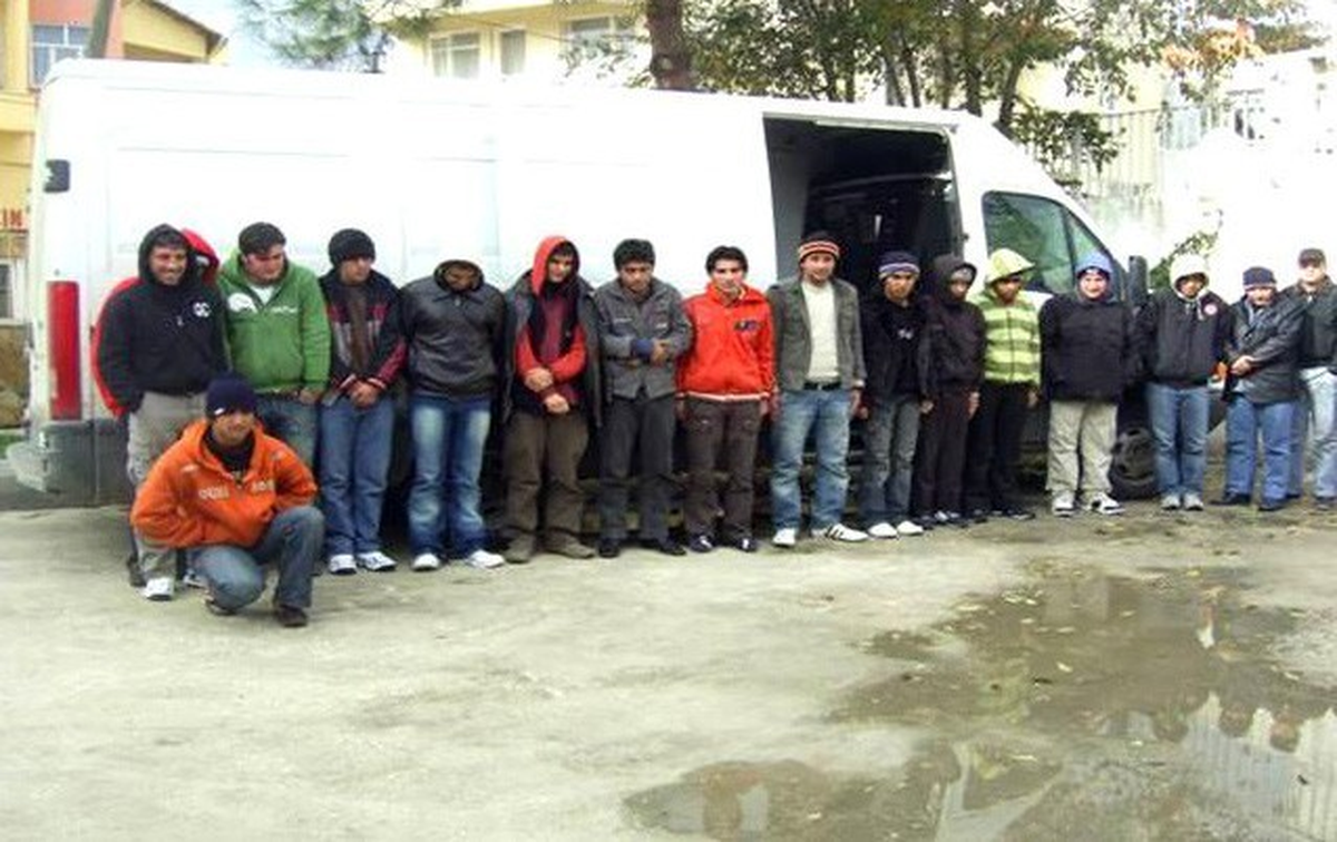 İzmir\'de Jandarma 25 Kaçak Göçmeni Yakaladı