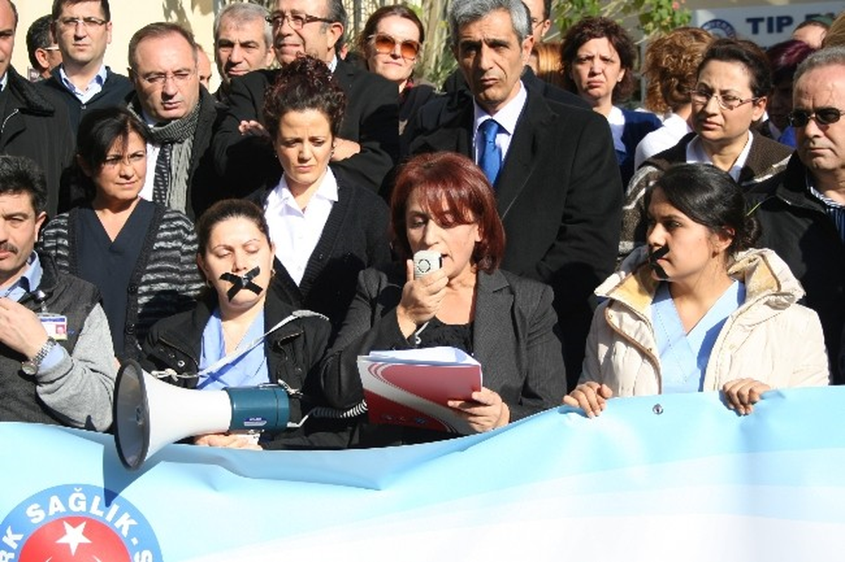 İzmir\'de Sağlıkçılardan Siyah Bantlı Eylem