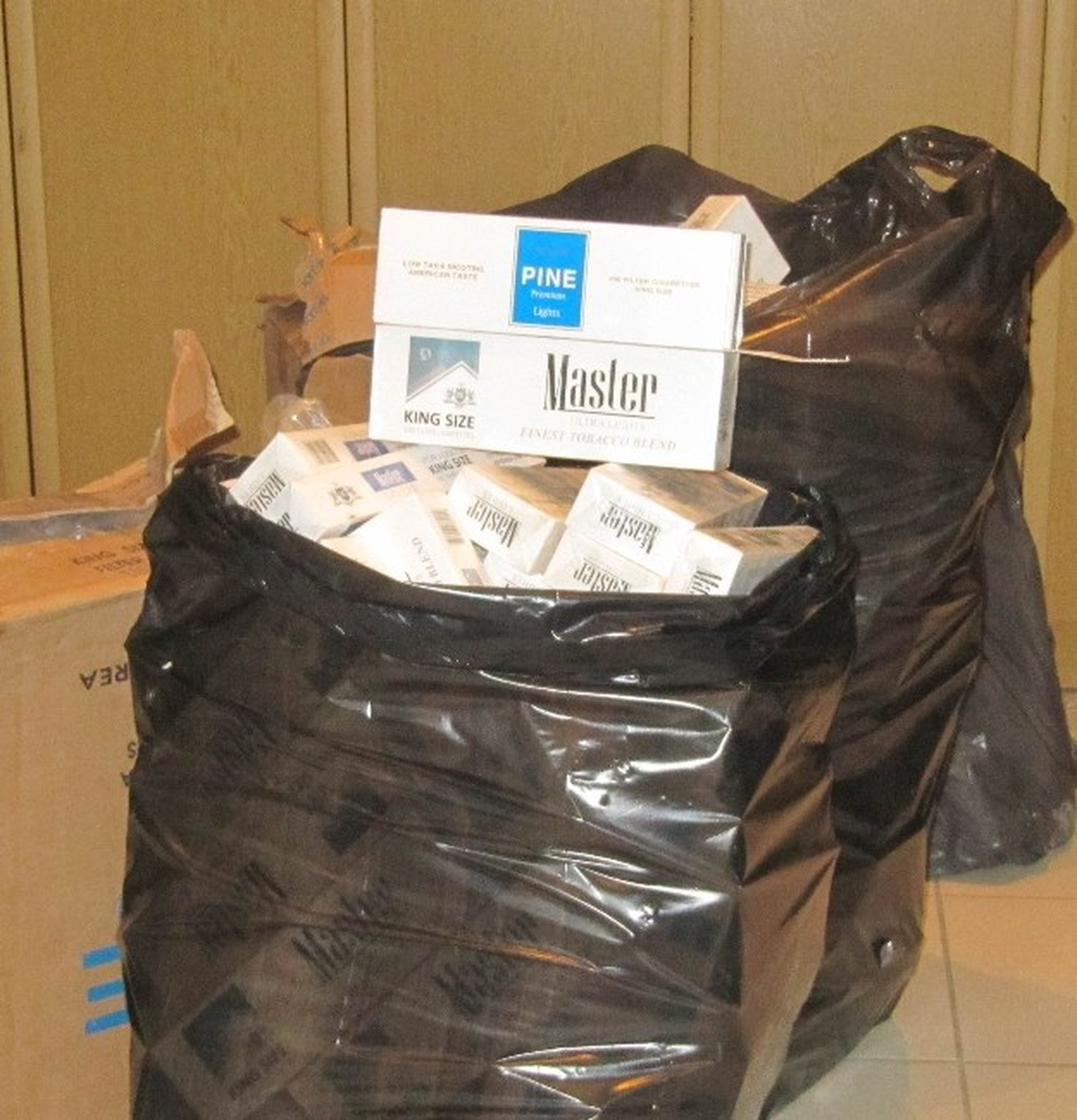 Kaçan Otomobilde 3 Bin 480 Paket Kaçak Sigara Ele Geçti
