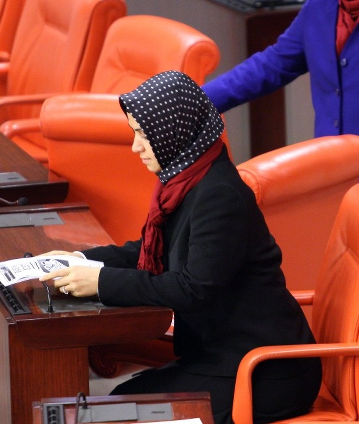 Kadın Milletvekilleri, Genel Kuruldaki Üslubu Protesto İçin Kırmızı Fular Taktı