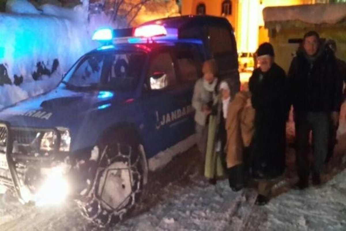 Kar Nedeniyle Köylerinde Mahsur Kalan Yaşlı Çift Kurtarıldı