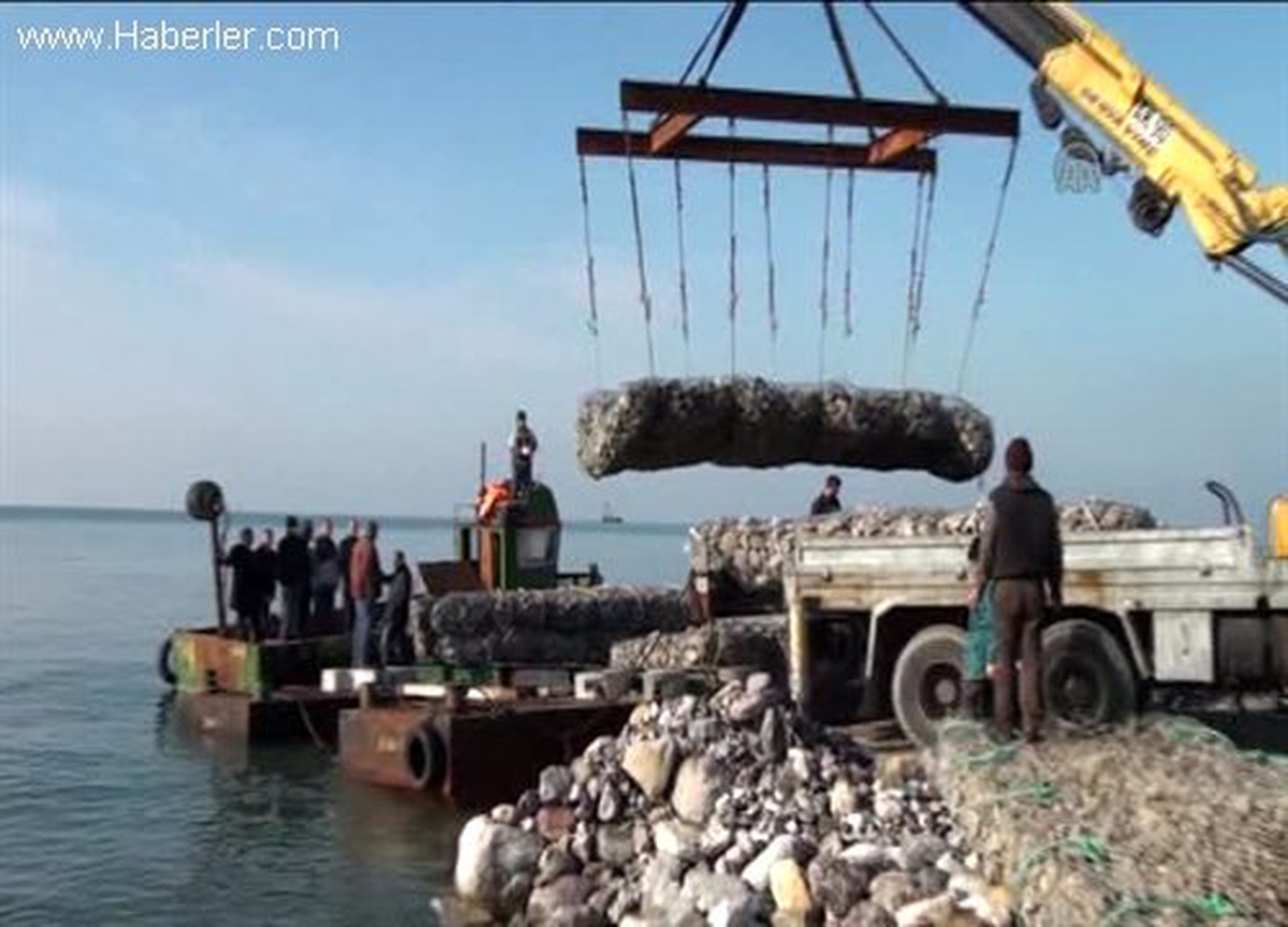 Karadeniz\'in 20 metre derinliğine taş duvar konuluyor -