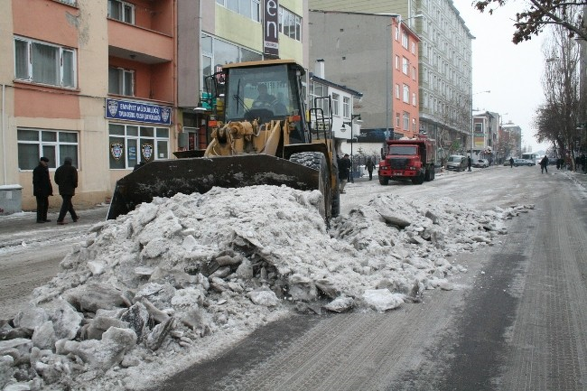Kars\'ta Belediye\'nin Karla Mücadele Çalışmaları Devam Ediyor