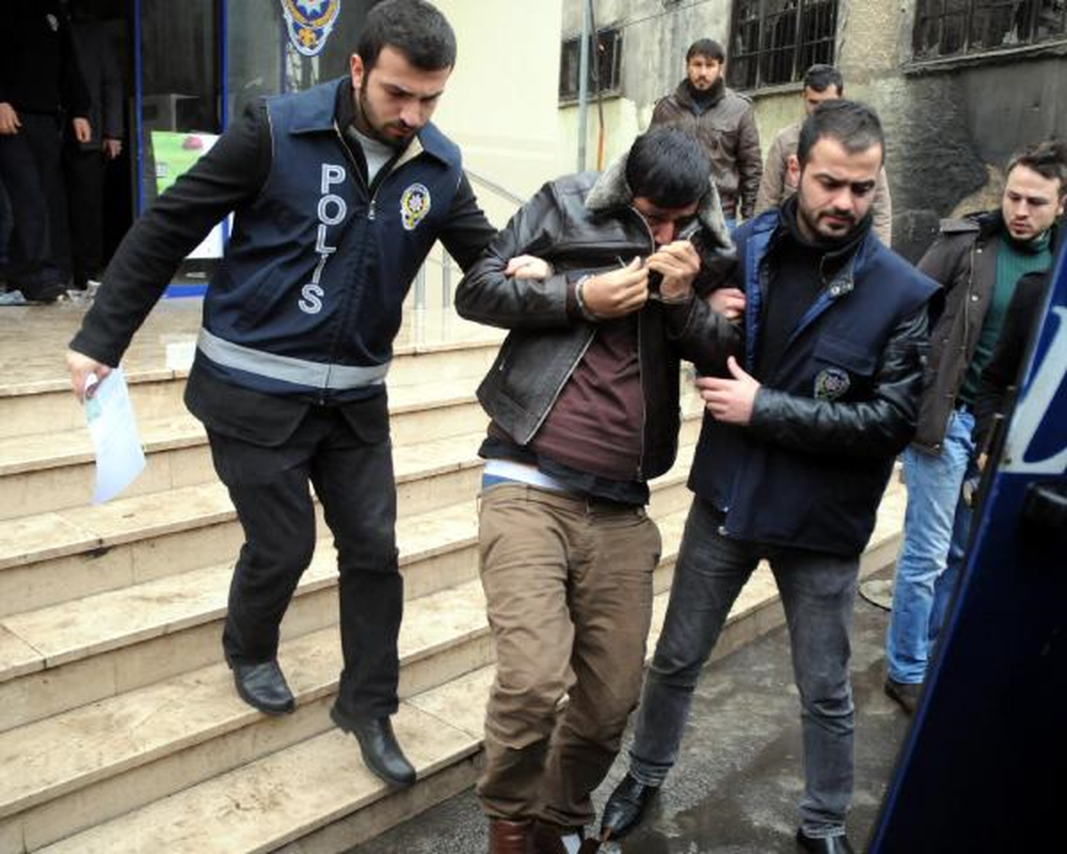 Kasımpaşa-Beşiktaş Maçında Sahaya Giren Taraftar Adliyeye Sevkedildi (2)