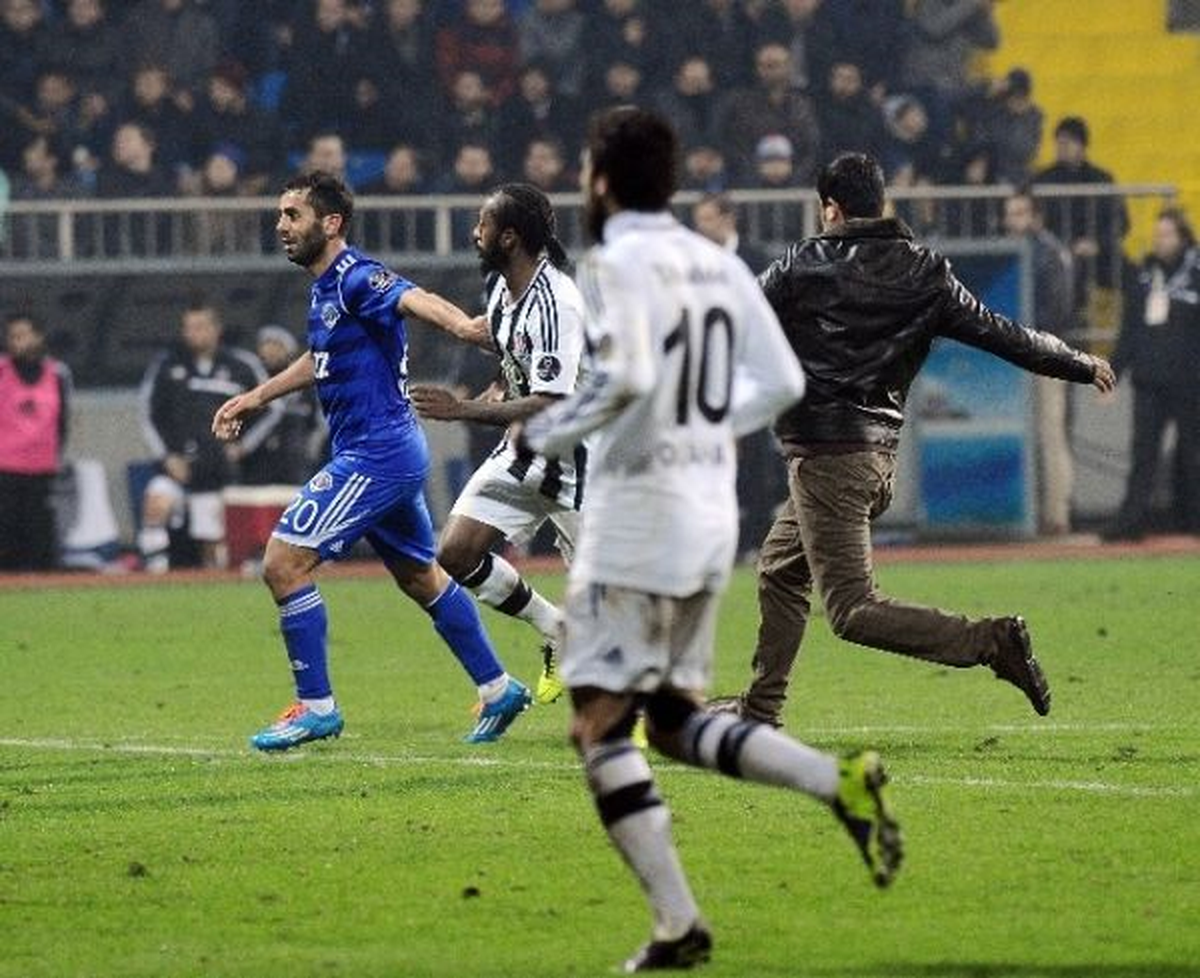 Kasımpaşa-Beşiktaş Maçında Sahaya Giren Taraftar Adliyeye Sevkedildi