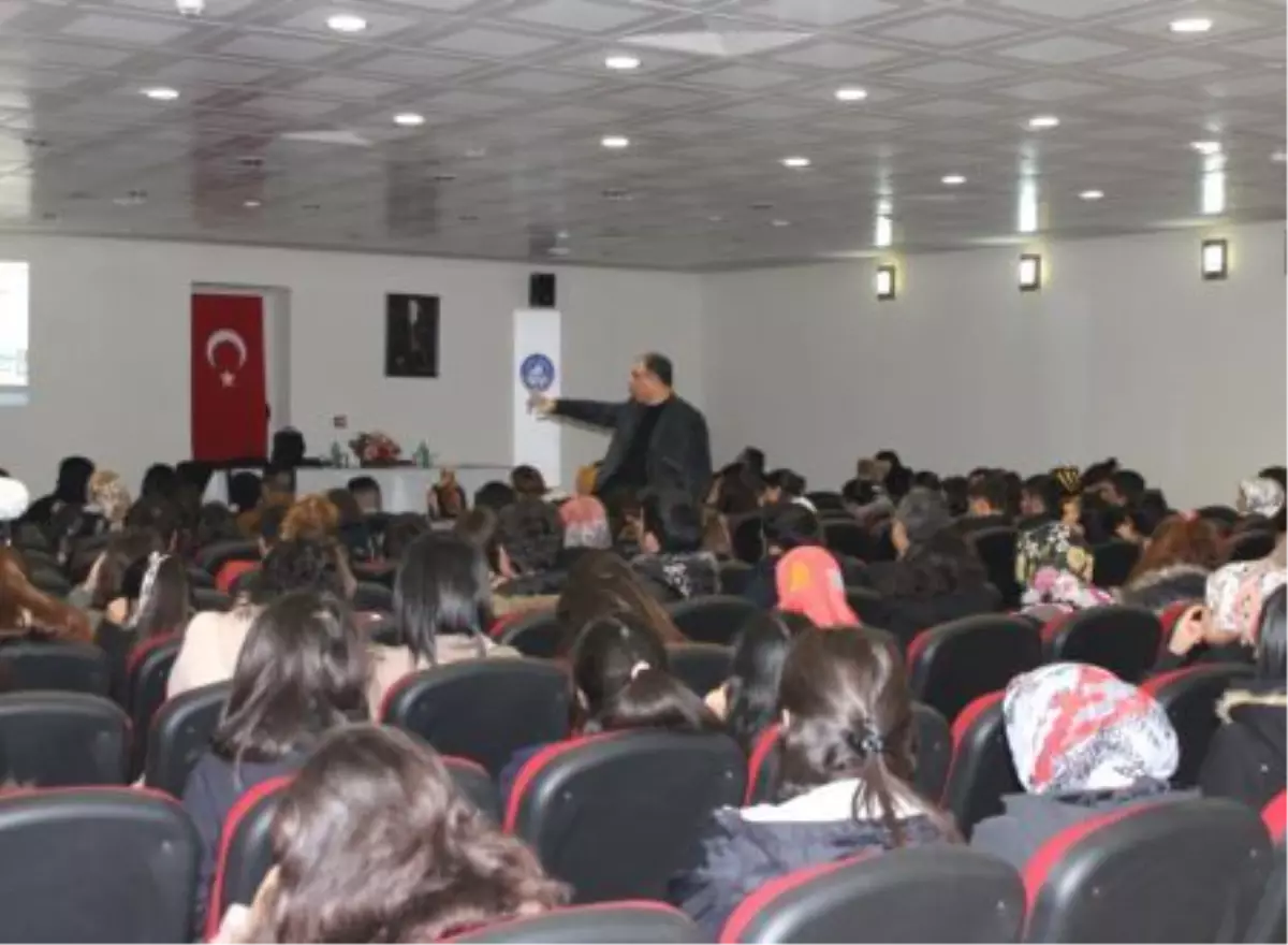 Kız Öğrencilere "Sosyal Medya" Semineri