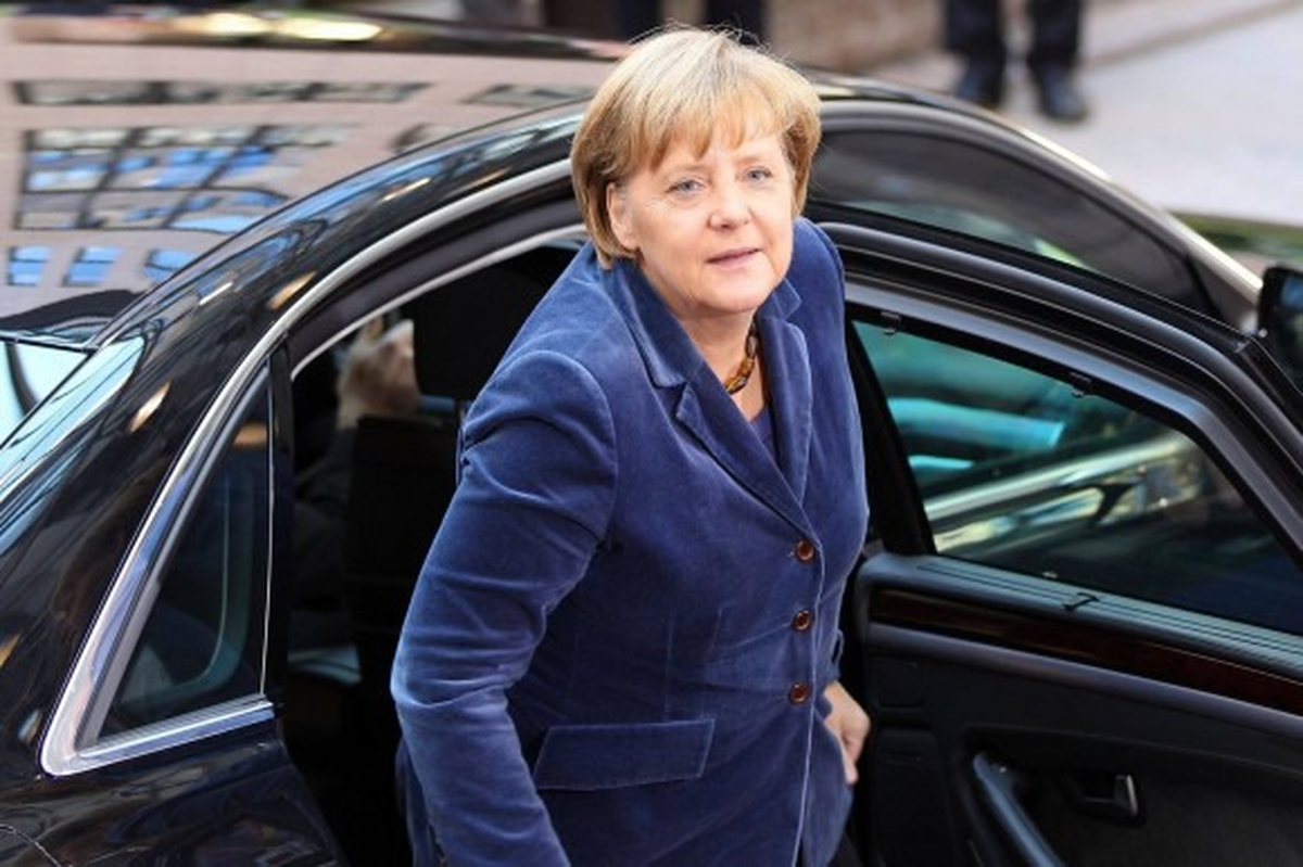 Merkel\'in İçinde Bulunduğu Makam Aracı Kaza Yaptı
