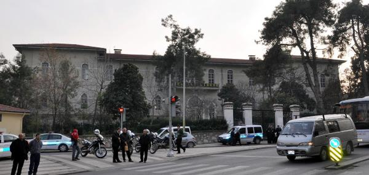Öğrencilerden \'Koca Mektep\' Protestosu
