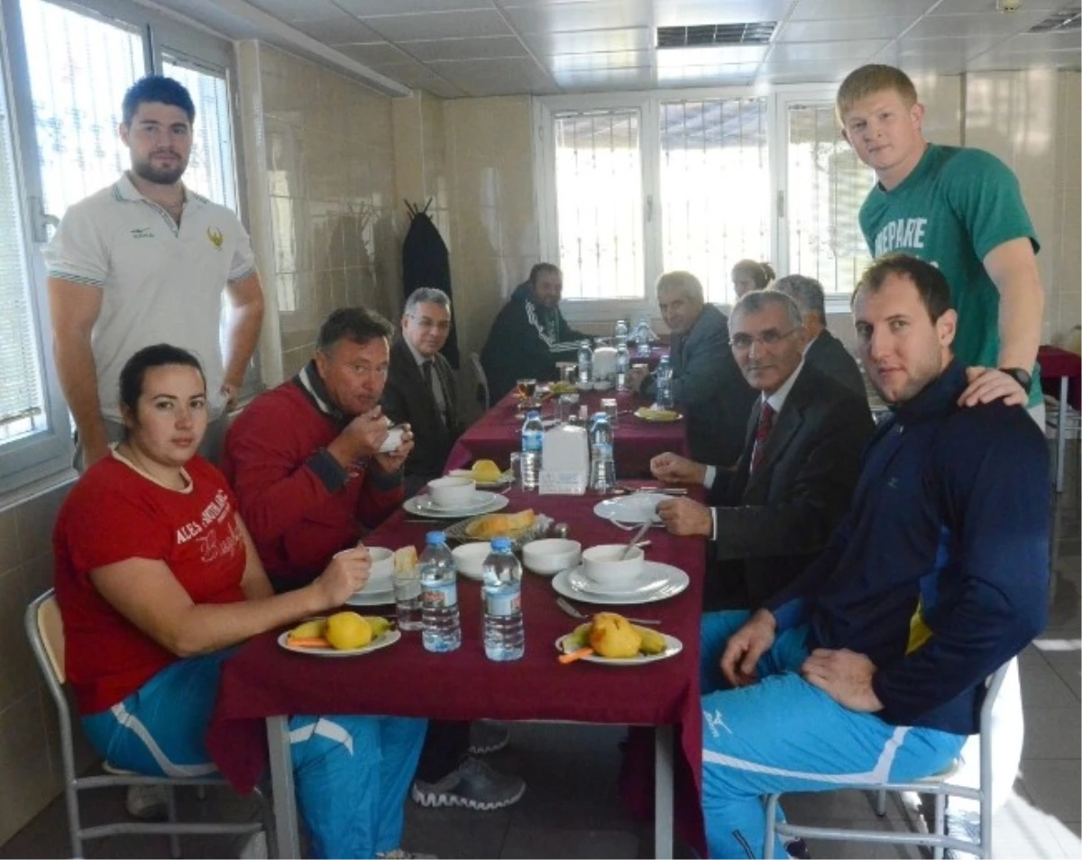 Özbekistan Atletizm Milli Takımı Adana\'da Kamp Yapıyor
