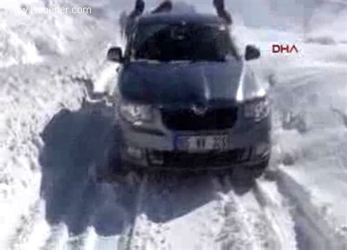 Şemdinli\'de Fırtına Yolu Kapattı