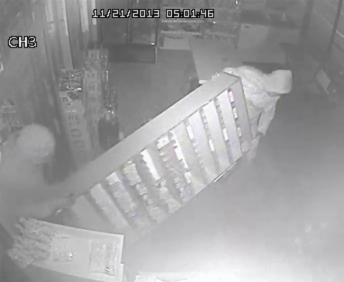 Sigaraların Rafları ile Çalınması Güvenlik Kamerasına Yansıdı