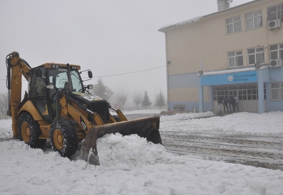 Siirt\'te Okul Bahçeleri Kardan Temizleniyor