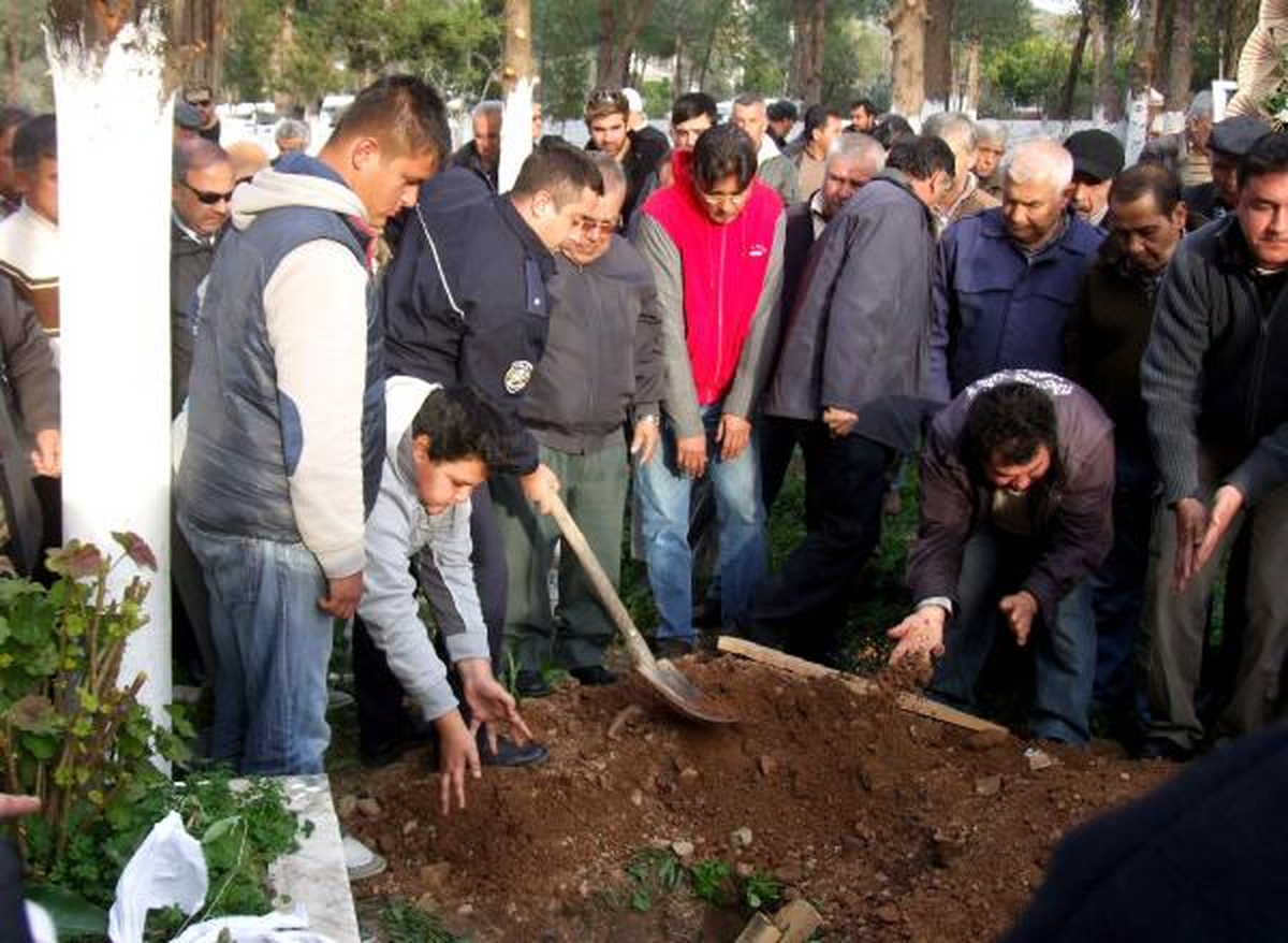 Bodrum\'da Soba Kurbanı Emekli Polis Toprağa Verildi