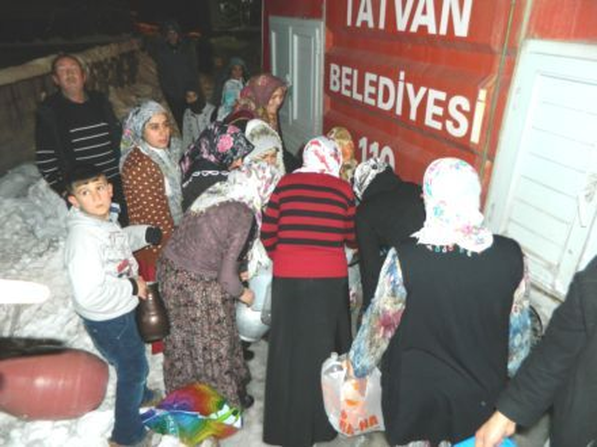 Tatvan\'da İtfaiye Ekipleri İçme Suyu Dağıttı