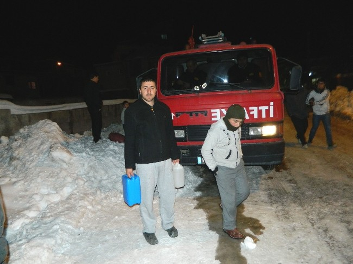 Tatvan\'da Mahallelere İtfaiye ile İçme Suyu Dağıtılıyor